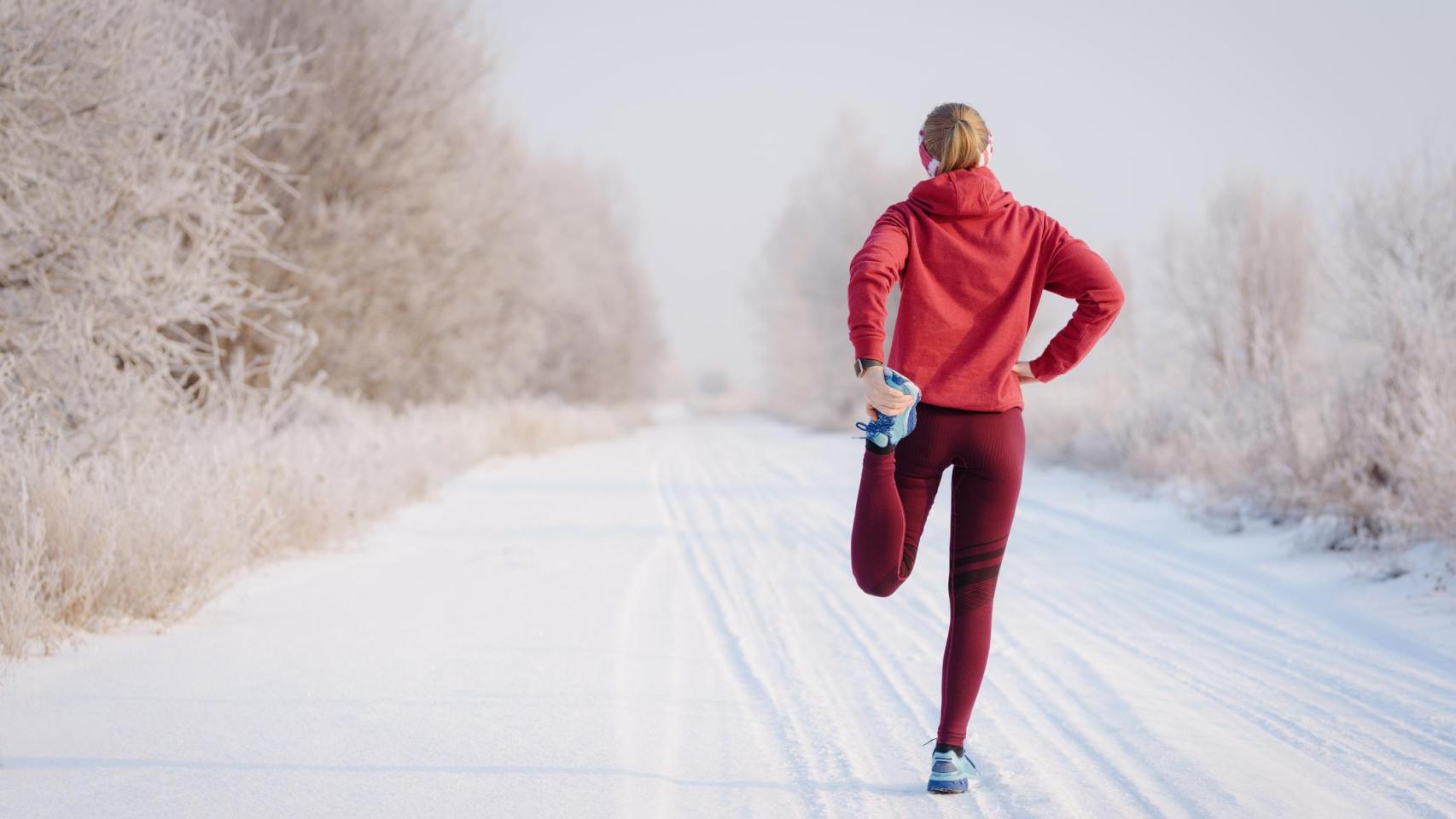 Una mujer estirando en invierno.