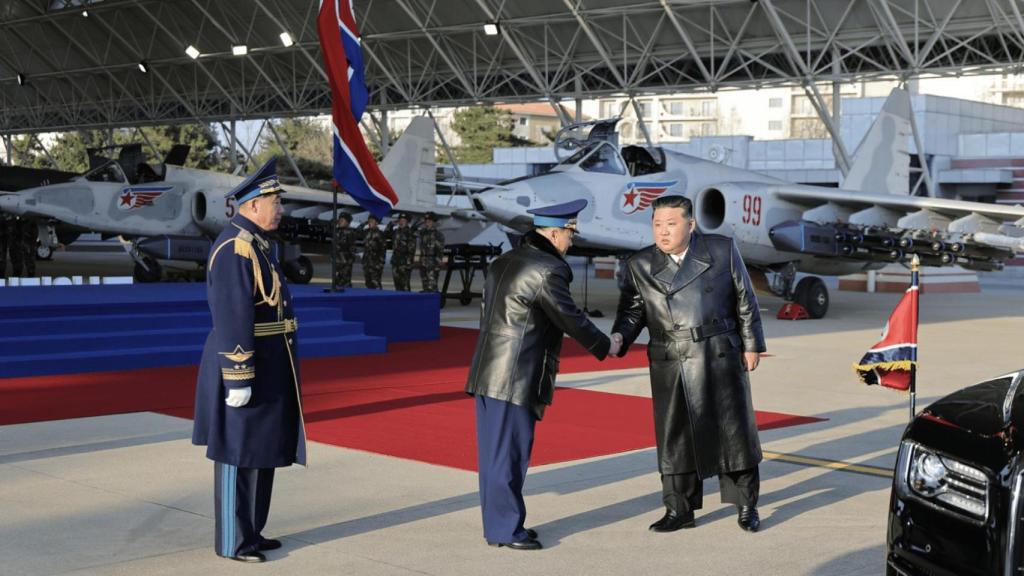 Kim Jong Un a su llegada al hangar para celebrar el acto