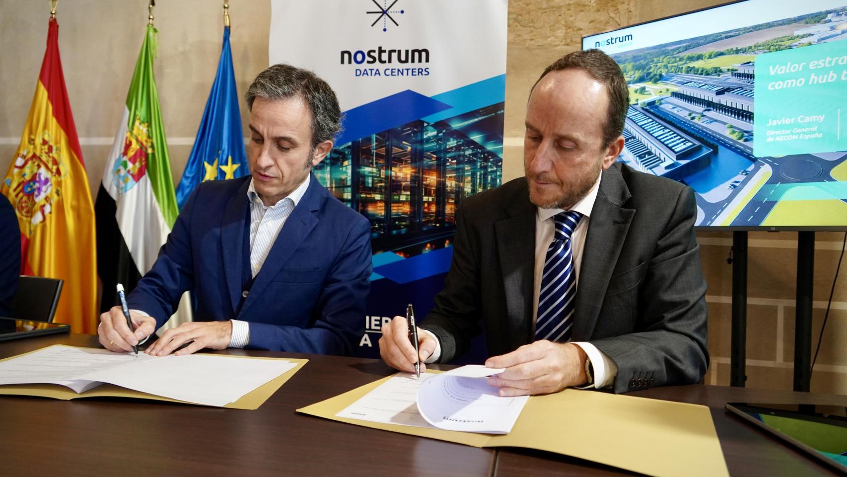 Firma del acuerdo en Badajoz, con la participación de Gabriel Nebreda, CEO de Nostrum Group, y Javier Camy, director general de AECOM España.