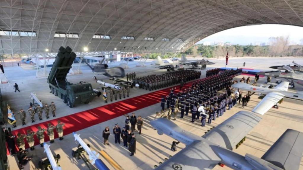Vista general del hangar norcoreano, donde se ven los dos drones en primer plano