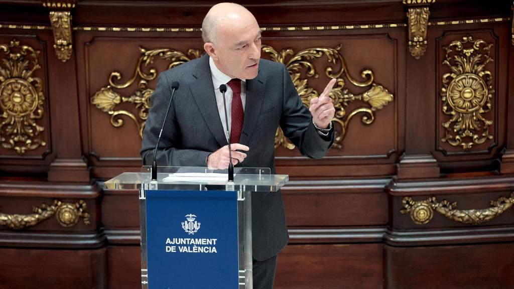 El concejal de Movilidad, Jesús Carbonell (PP), en el pleno extraordinario en el Ayuntamiento de Valencia sobre la ZBE. EE