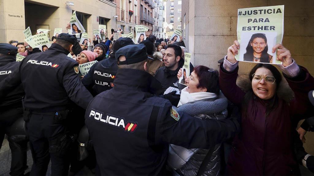 Concentración a las puertas del juzgado de familiares y amigos de Esther López.