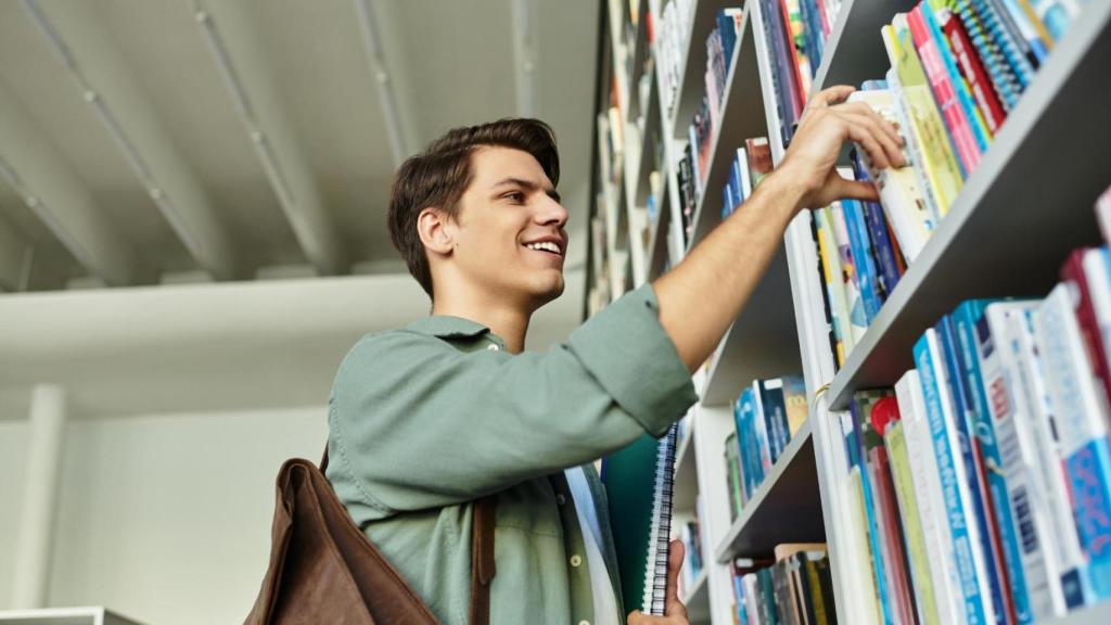 Un estudiante en una biblioteca