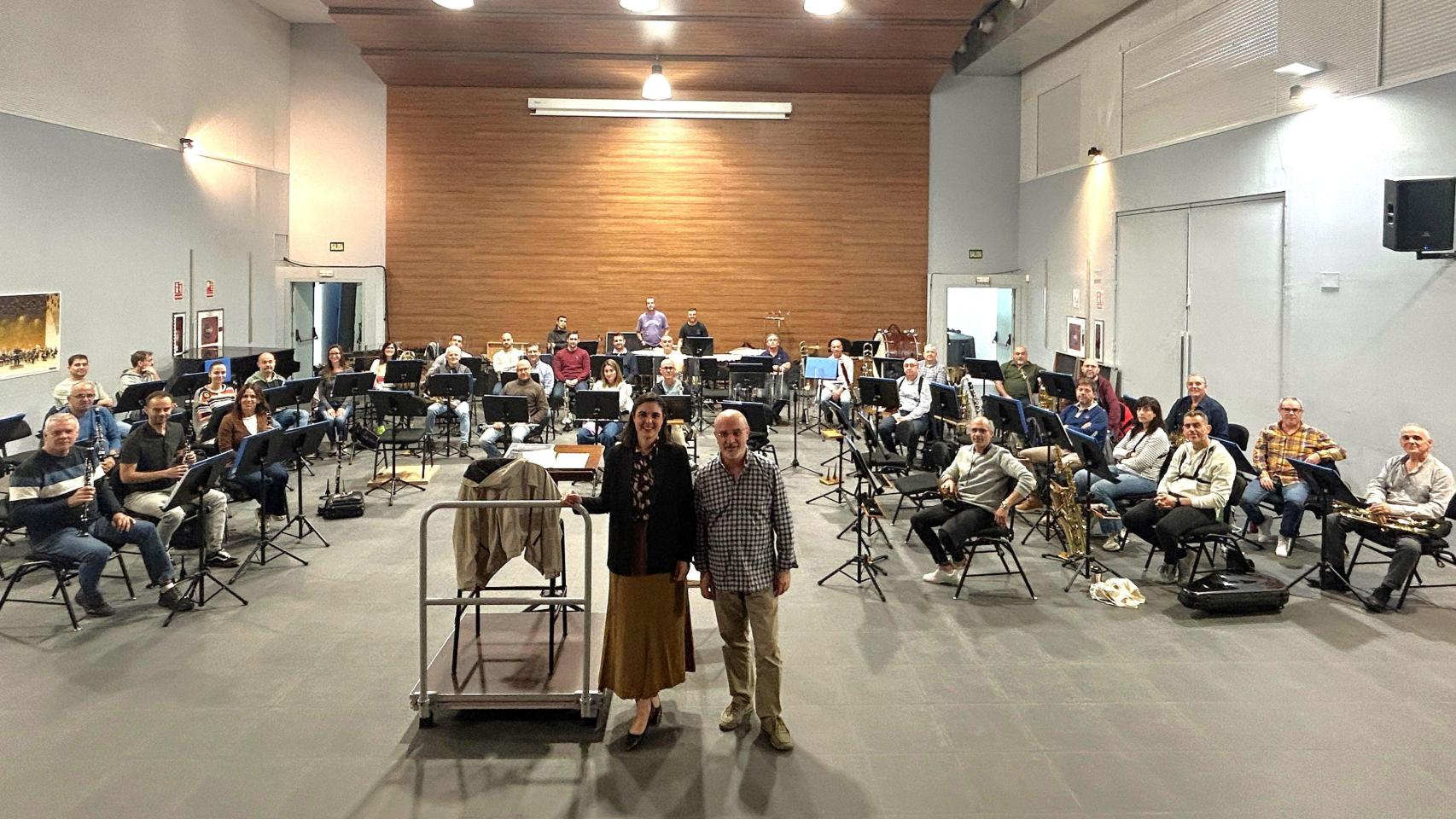 La concejala Nayma Beldjilali con el subdirector de la banda, Pedro Lara.