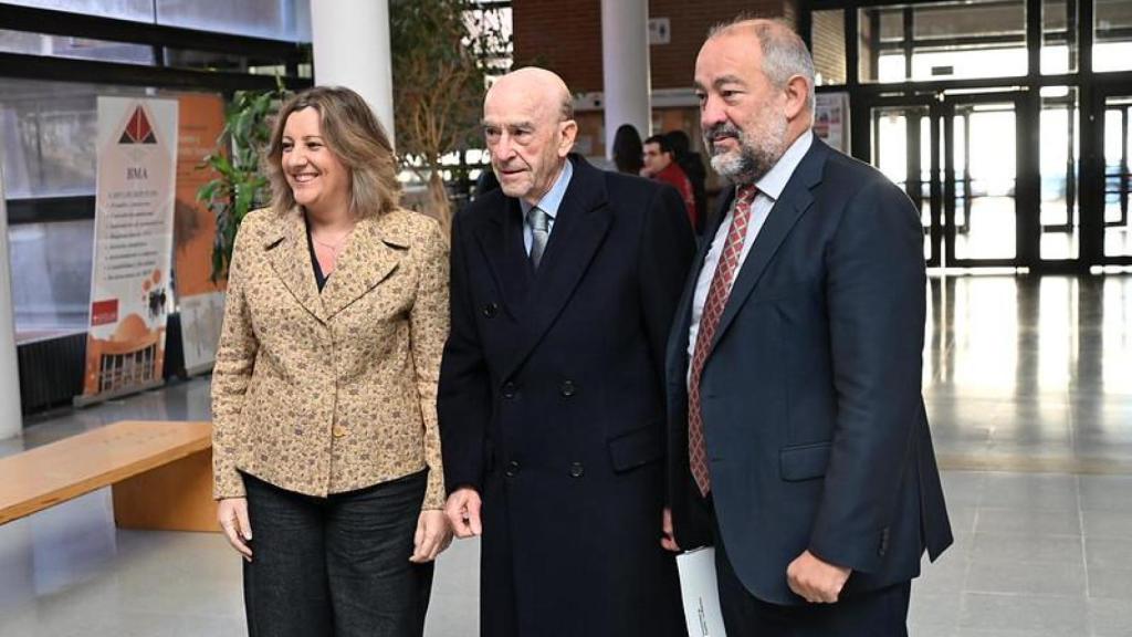 Patricia Franco, consejera de Economía, Empresas y Empleo de Castilla-La Mancha; Rafael Torres, presidente de la Fundación Horzonte XXII y Julián Garde, rector de la UCLM.