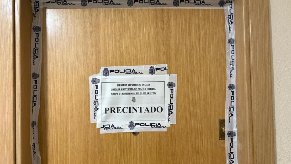 La puerta precintada de la vivienda en la que tenido lugar el crimen.