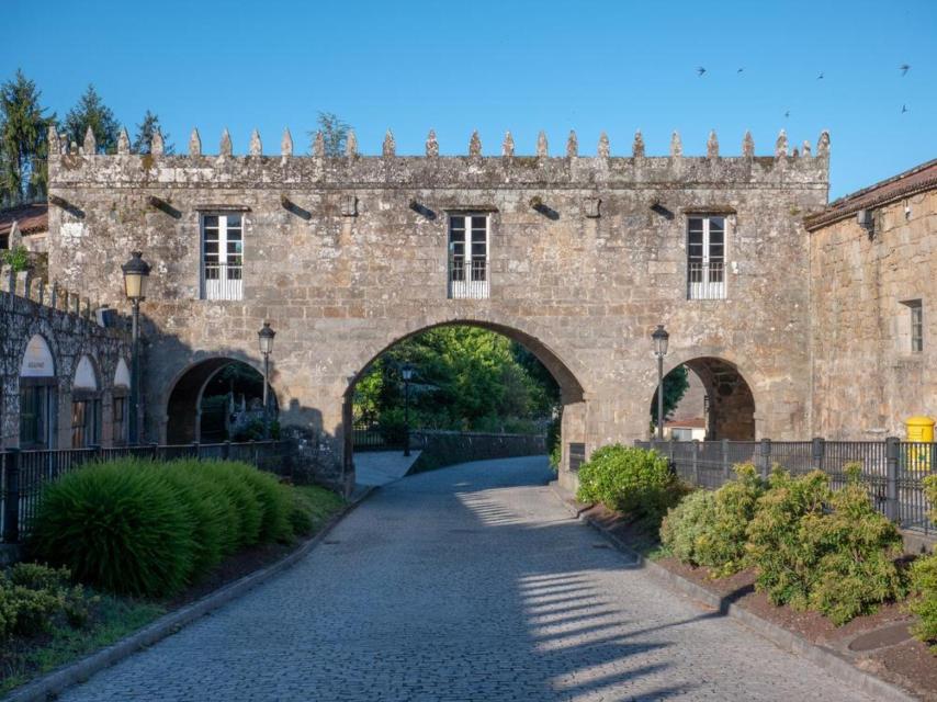 Fachada del pazo-fortaleza do Cotón, en Negreira