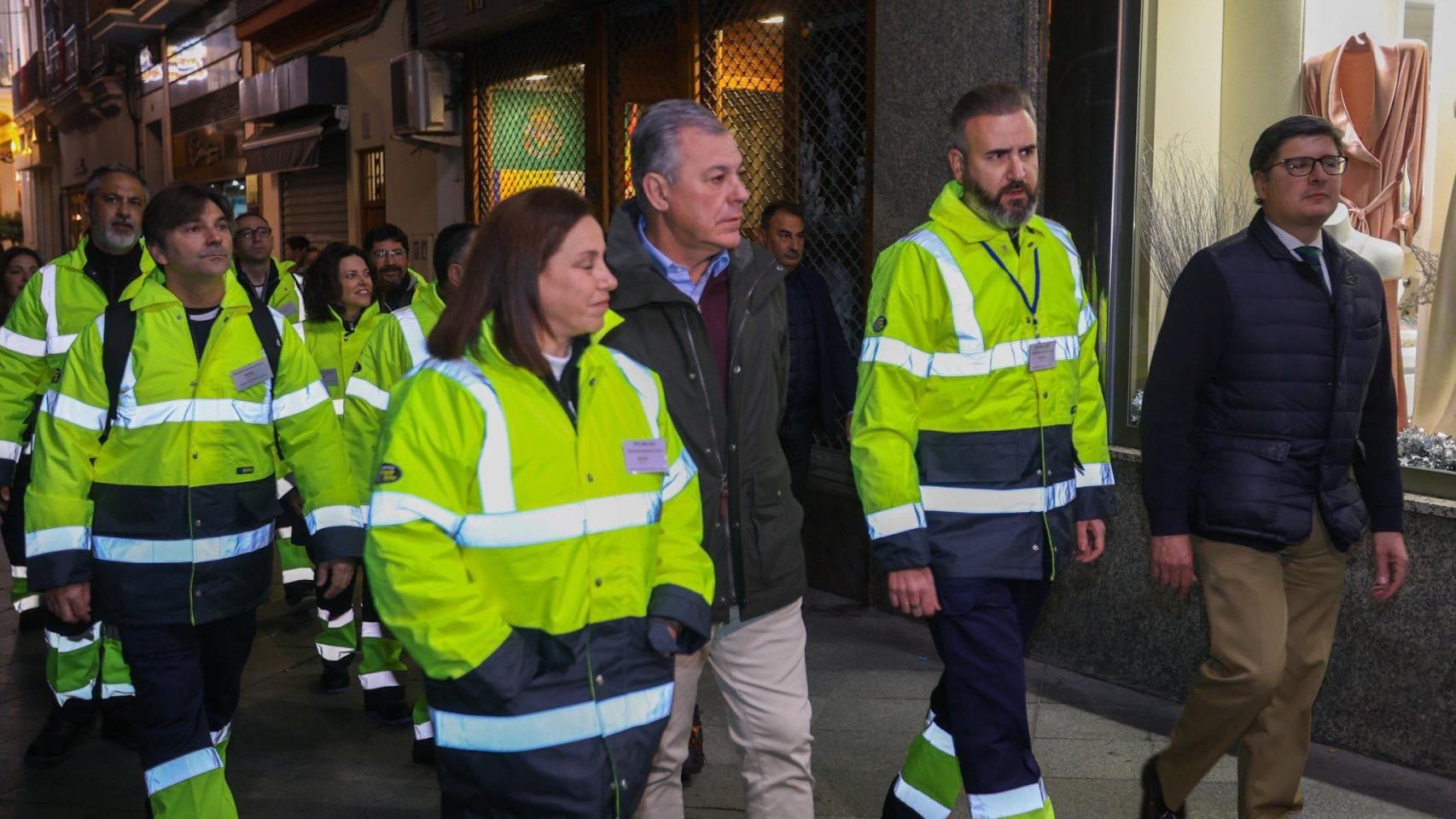 Imagen del alcalde de Sevilla con los serenos.