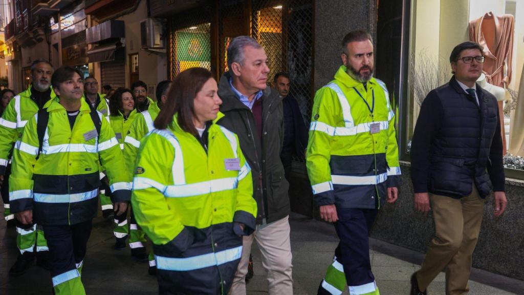 Imagen del alcalde de Sevilla con los serenos.