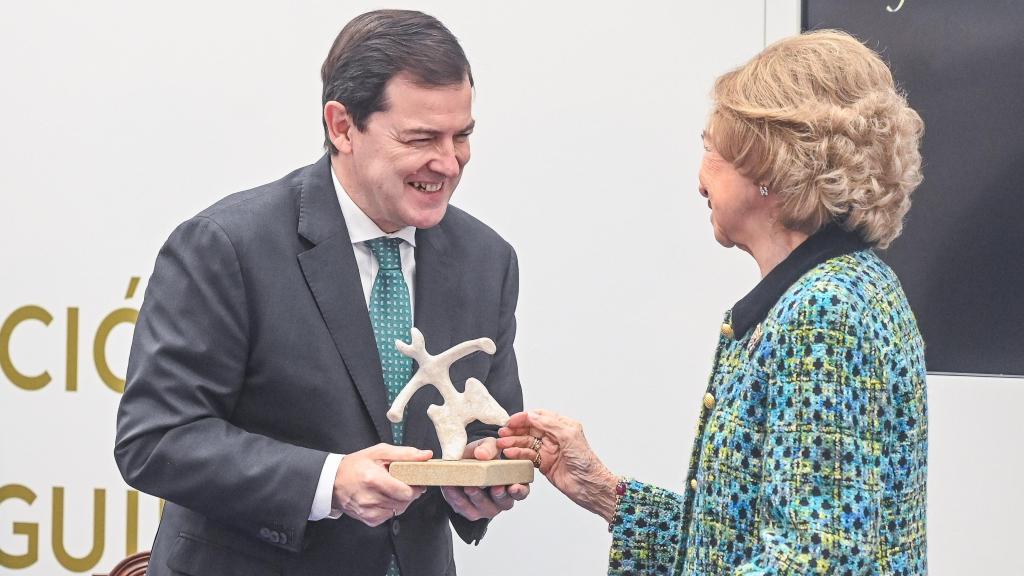 Mañueco recibiendo el premio de manos de la reina Sofía.