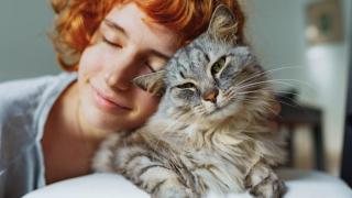 Una chica con un gato.