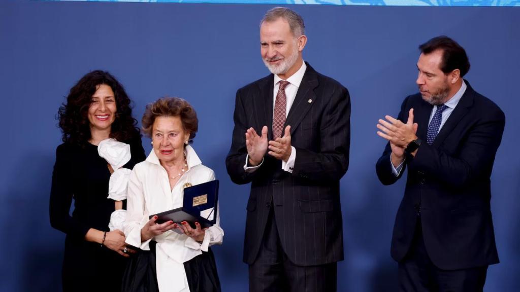 Lourdes Gullón, María Teresa Rodríguez, el rey Felipe VI y Óscar Puente.