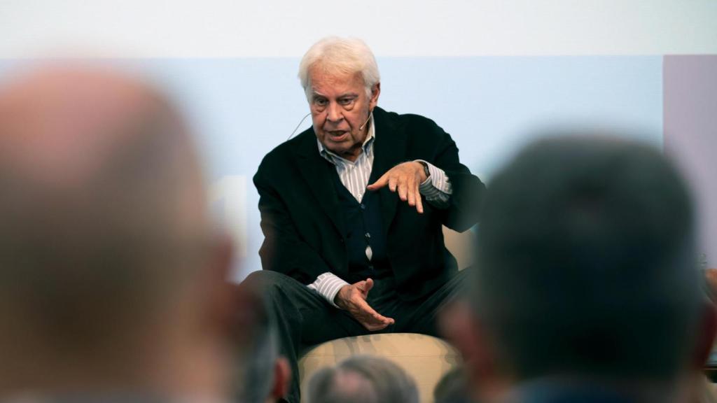 Felipe González en el foro organizado por ADEA, en Teruel.