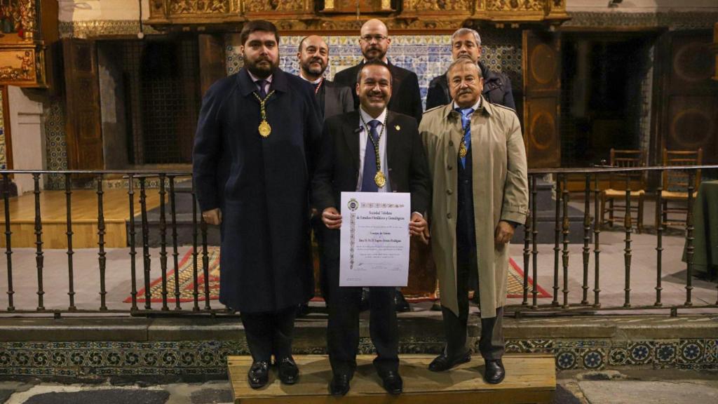 Eugenio Serrano Rodríguez posa junto a otros miembros de la entidad.