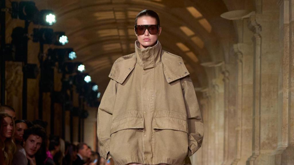 Desfile de la colección SS26 de Victoria Beckham.