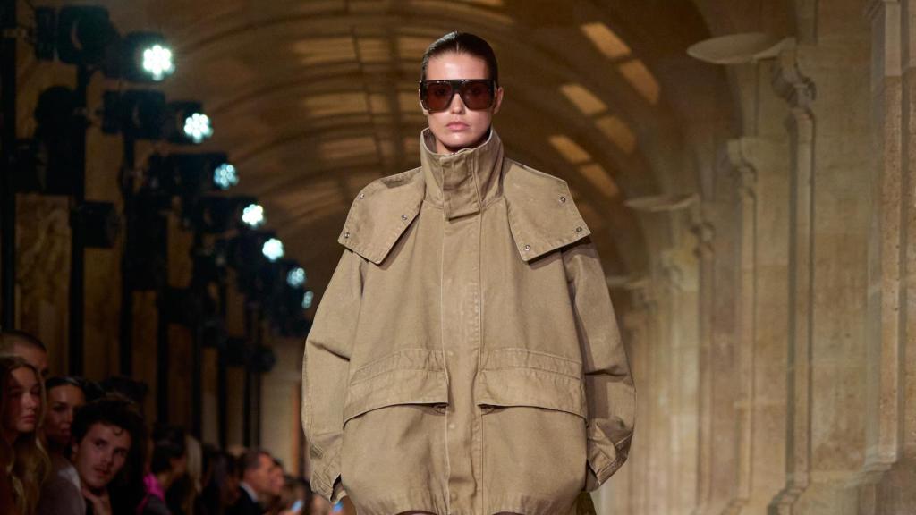 Desfile de la colección SS26 de Victoria Beckham.