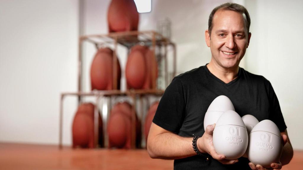 César Langa con el nuevo vino Güevo Wine.