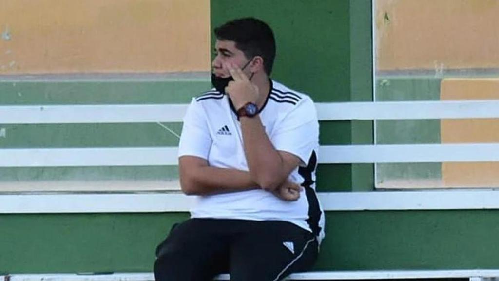 Kenneth durante partida como técnico do clube Real Victoria em foto publicada pelo jornal Canarias 7 em uma de suas reportagens.