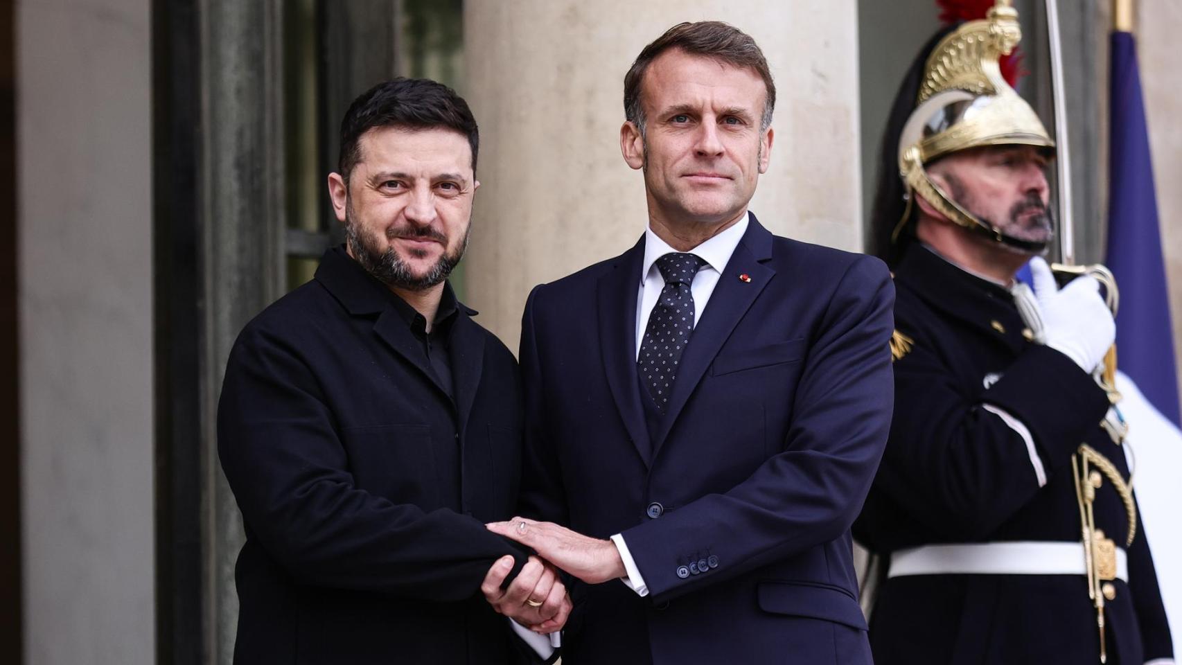 El presidente francés, Emmanuel Macron, recibe al presidente ucraniano, Volodímir Zelenski, en el Palacio del Elíseo en París.