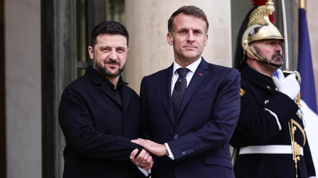 El presidente francés, Emmanuel Macron, recibe al presidente ucraniano, Volodímir Zelenski, en el Palacio del Elíseo en París.