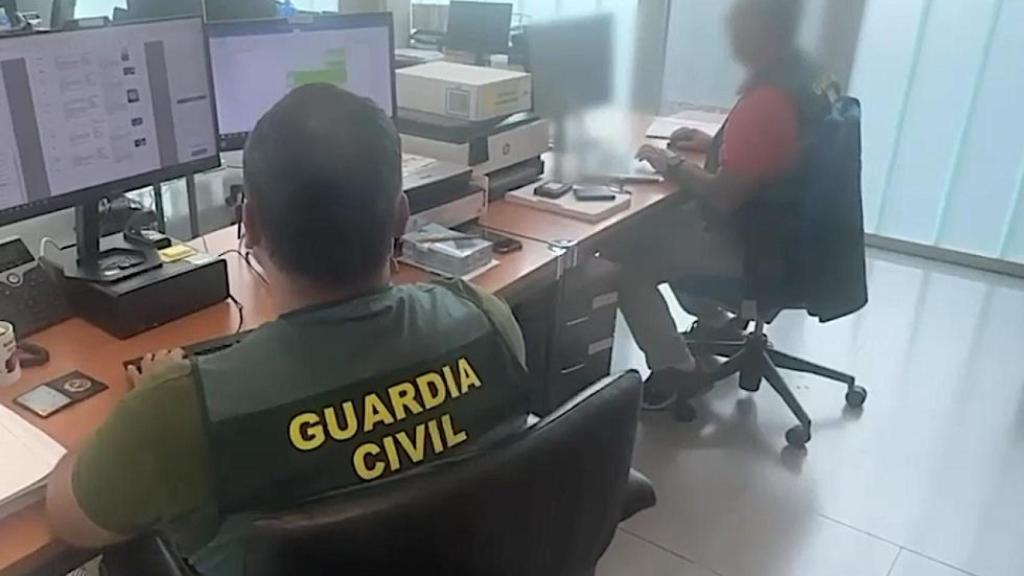 Membros da Guarda Civil durante a derrubada dos celulares de Kenneth.