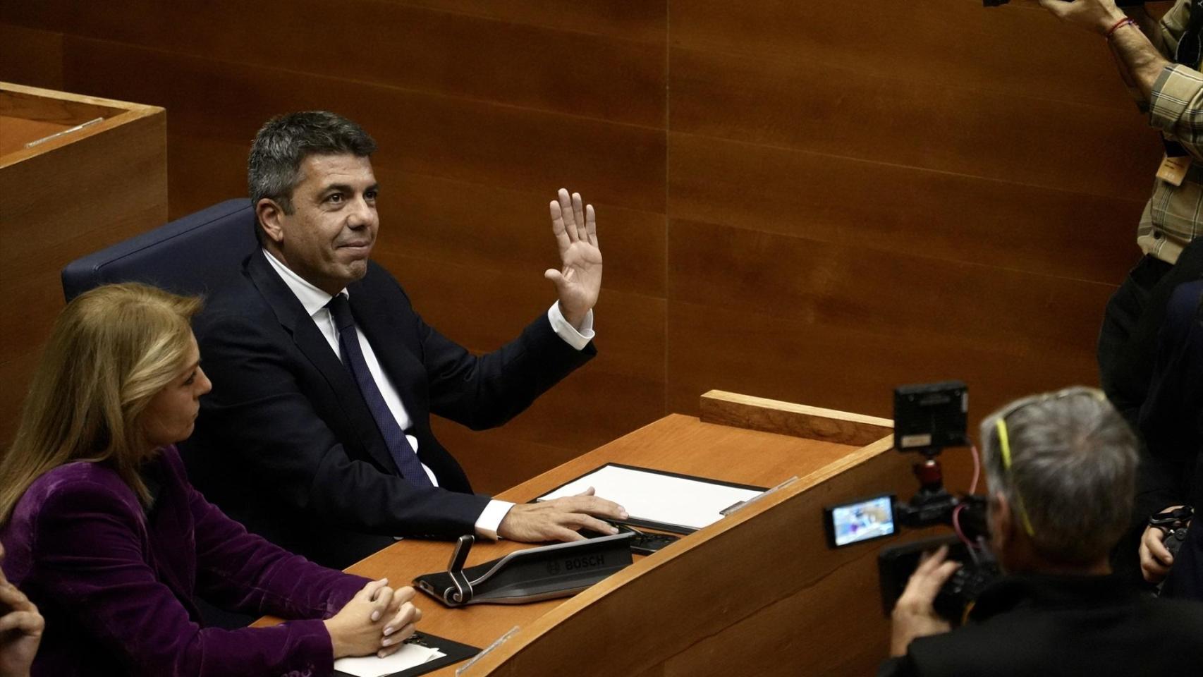 Carlos Mazón, en Les Corts momentos previos a la votación de la investidura. Eduardo Manzana / EP