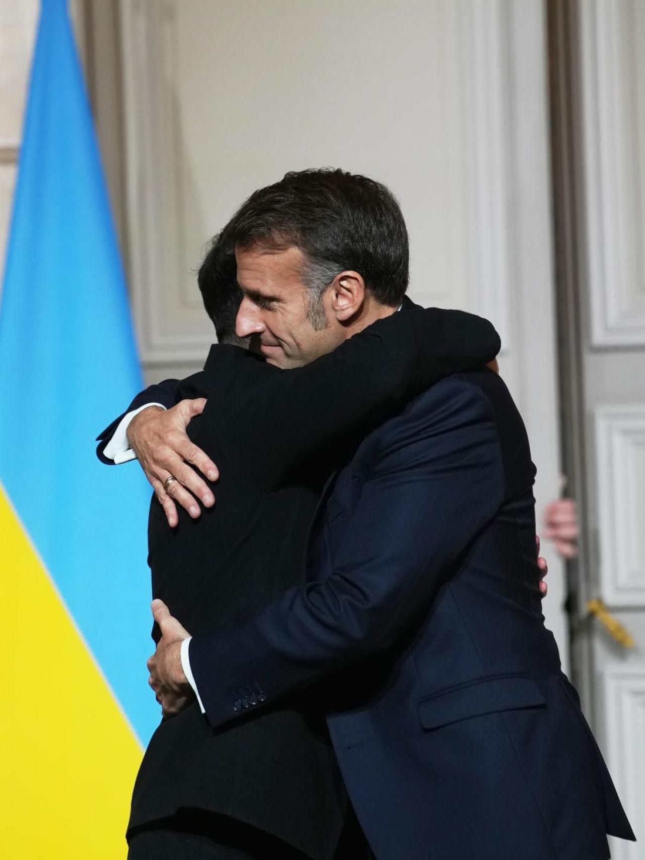 El presidente francés, Emmanuel Macron, y el presidente ucraniano, Volodymyr Zelensky, se abrazan tras la rueda de prensa conjunta.