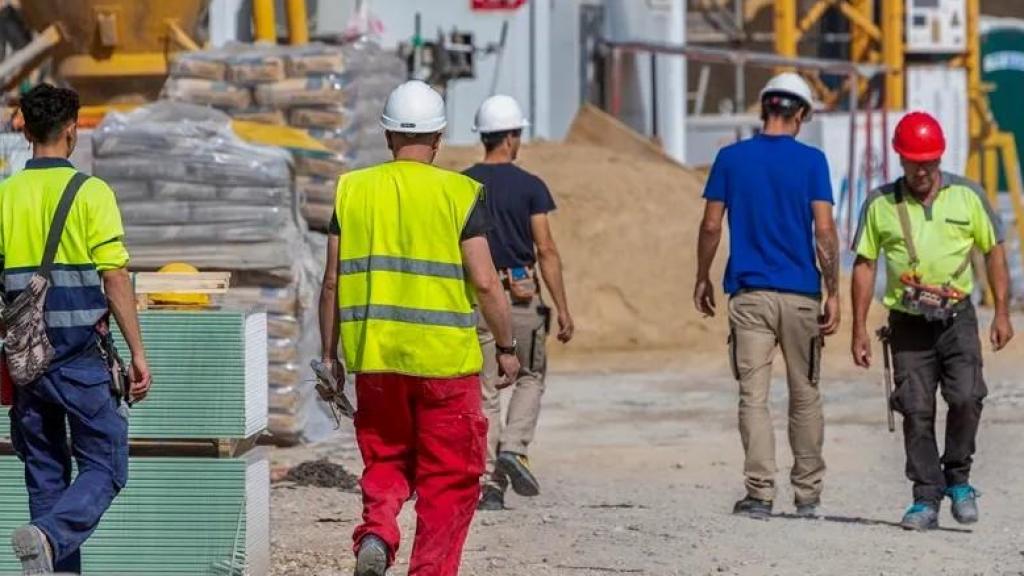 Trabajadores en una obra en Zaragoza.
