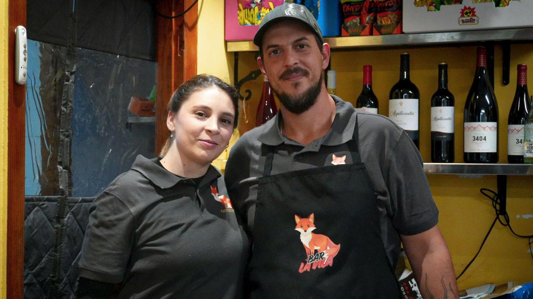 Carla y Daniel en el bar.