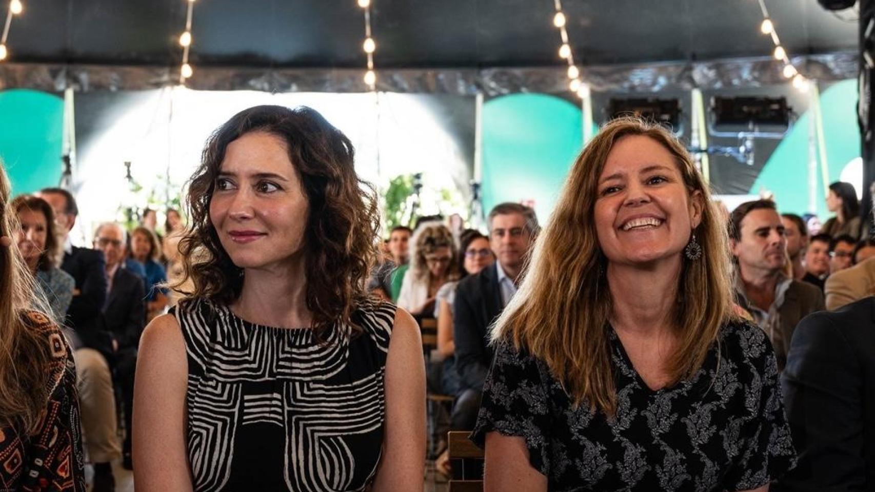 La presidenta de la Comunidad de Madrid, Isabel Díaz Ayuso, y la consejera de Familia, Ana Dávila.