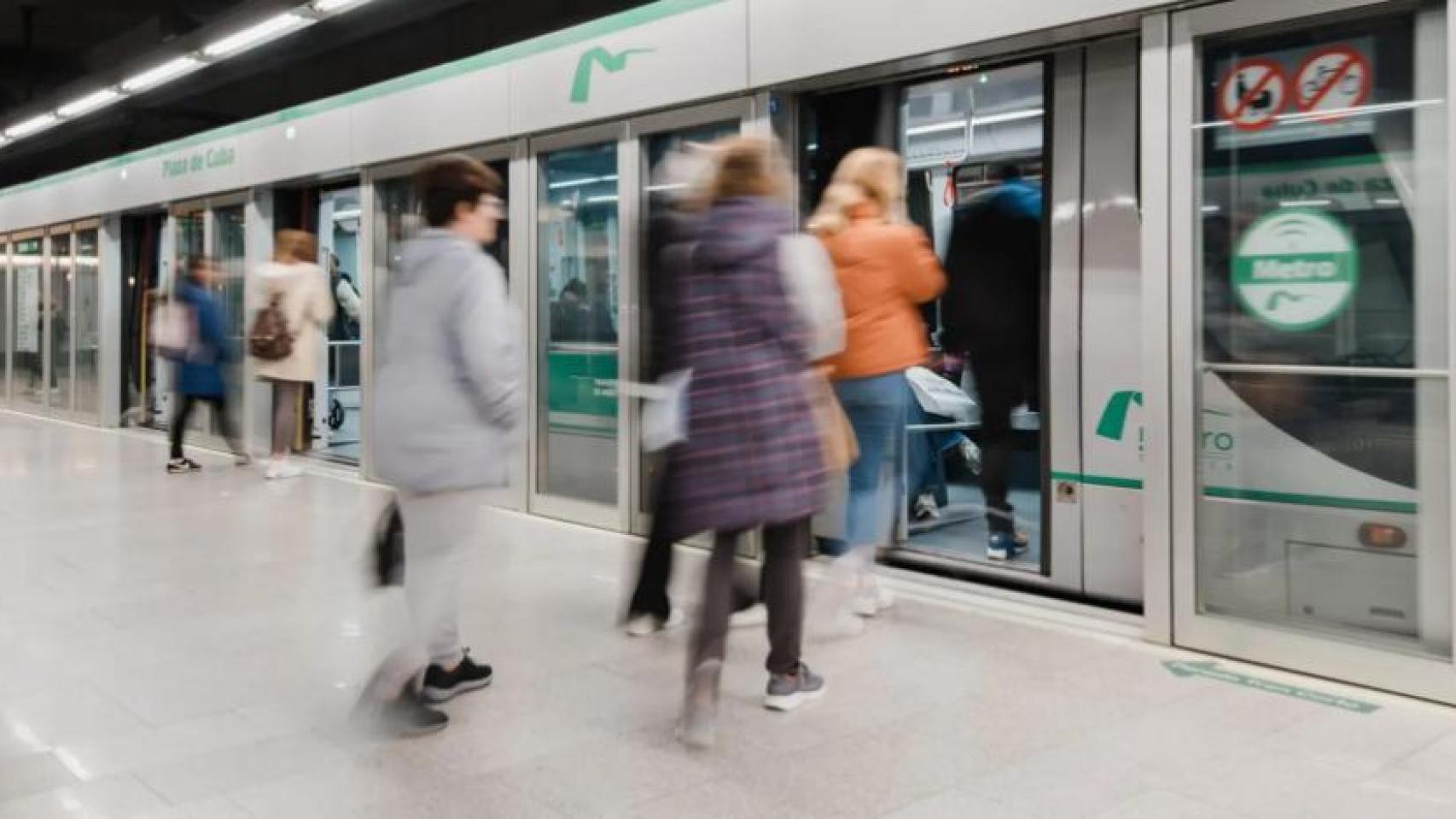 Viajeros en el Metro de Sevilla.