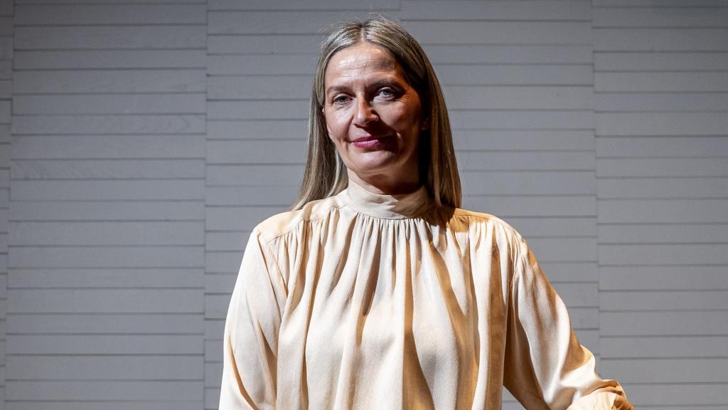 Emma Lustres posando tras la rueda de prensa de la Medalla de Honor de los Forqué 2025 en la Antigua Fábrica de Cerveza El Águila.