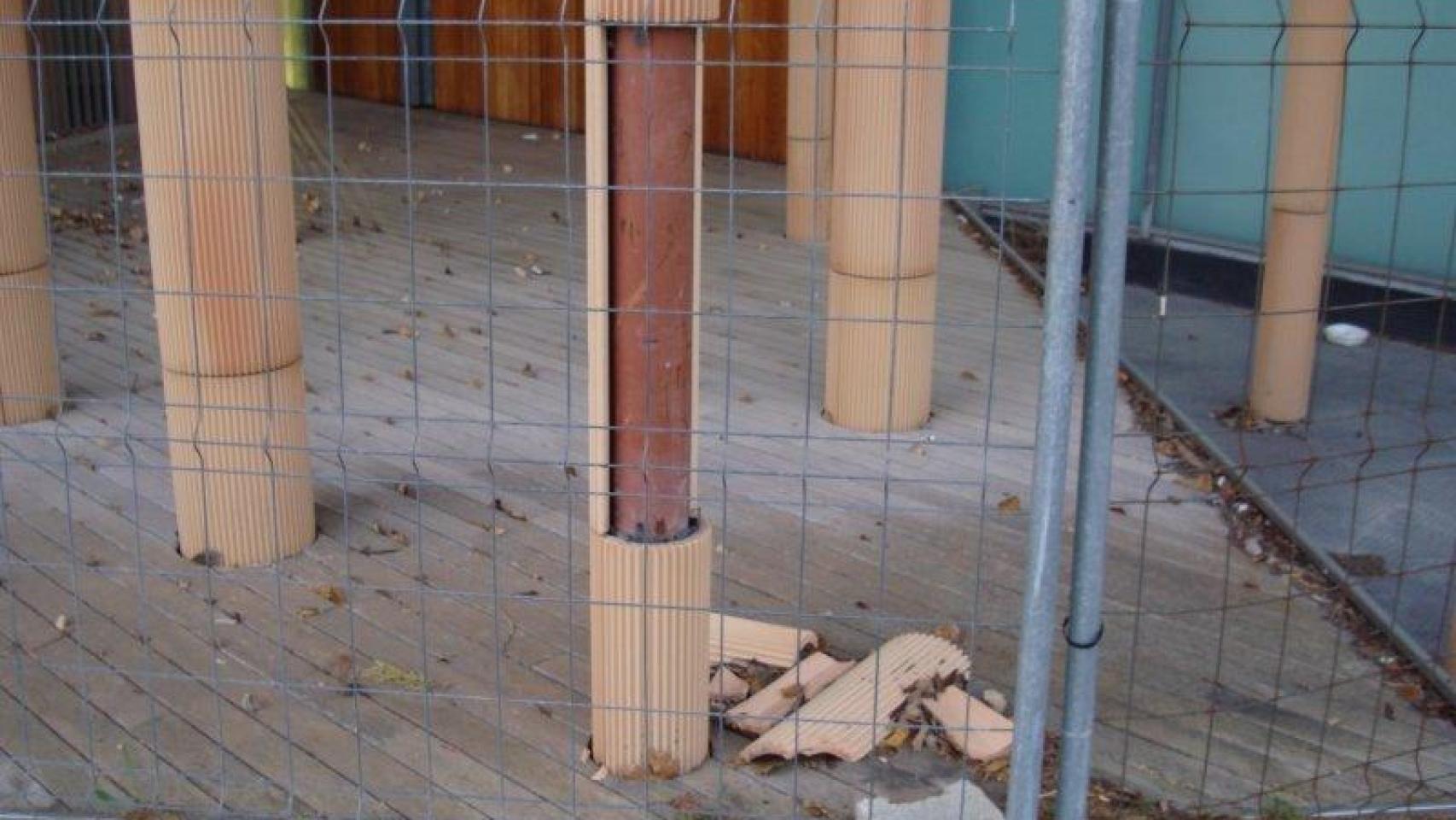 Parte de las cerámicas de las columnas del Pabellón de España desprendidas, en una imagen de junio.