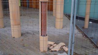 Parte de las cerámicas de las columnas del Pabellón de España desprendidas, en una imagen de junio.