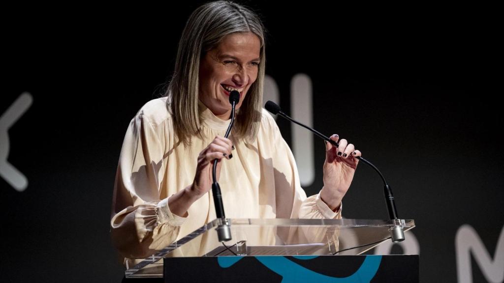 La productora Emma Lustres recibe la medalla de Oro de los Premios Forqué 2025, en la Antigua Fábrica de Cerveza El Águila.