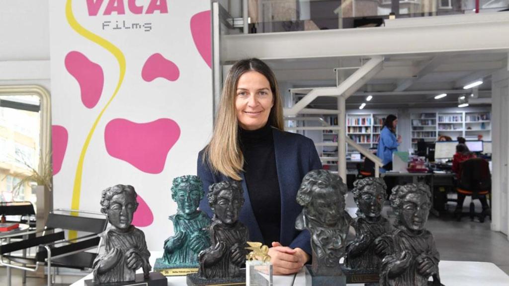 Emma Lustres en las oficinas de Vaca Films junto con varios galardones para la productora, incluido el Premio Goya.