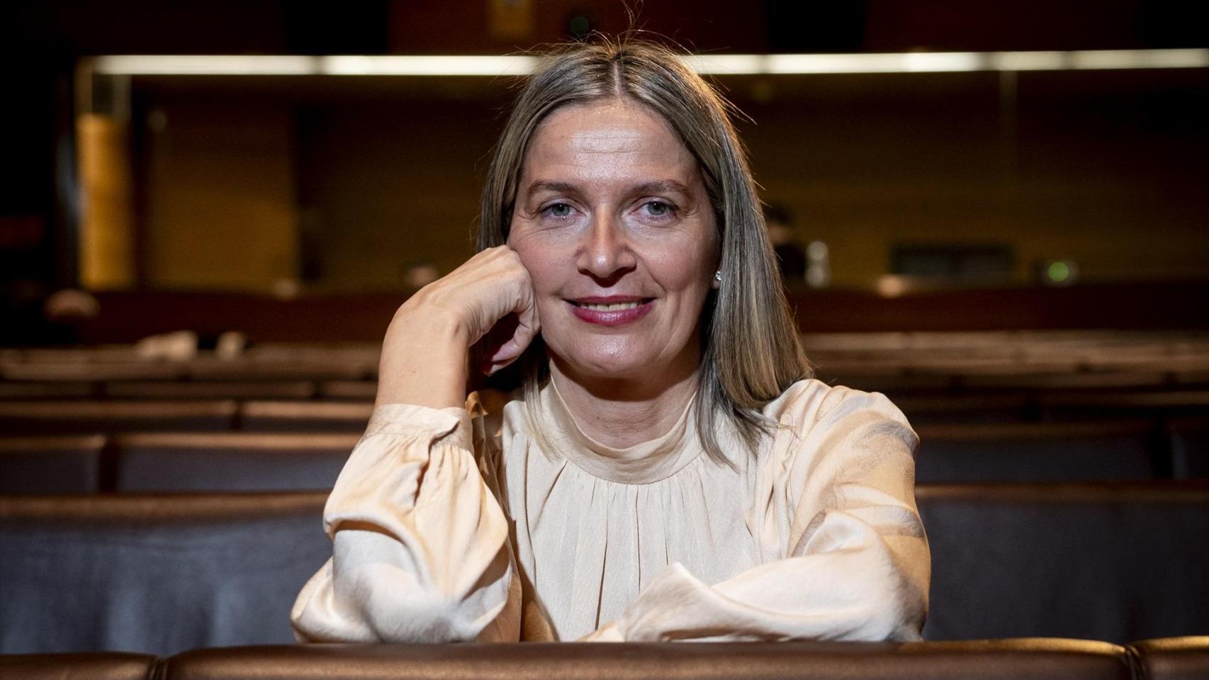 Emma Lustres posando tras la rueda de prensa de la Medalla de Honor de los Forqué 2025 en la Antigua Fábrica de Cerveza El Águila.