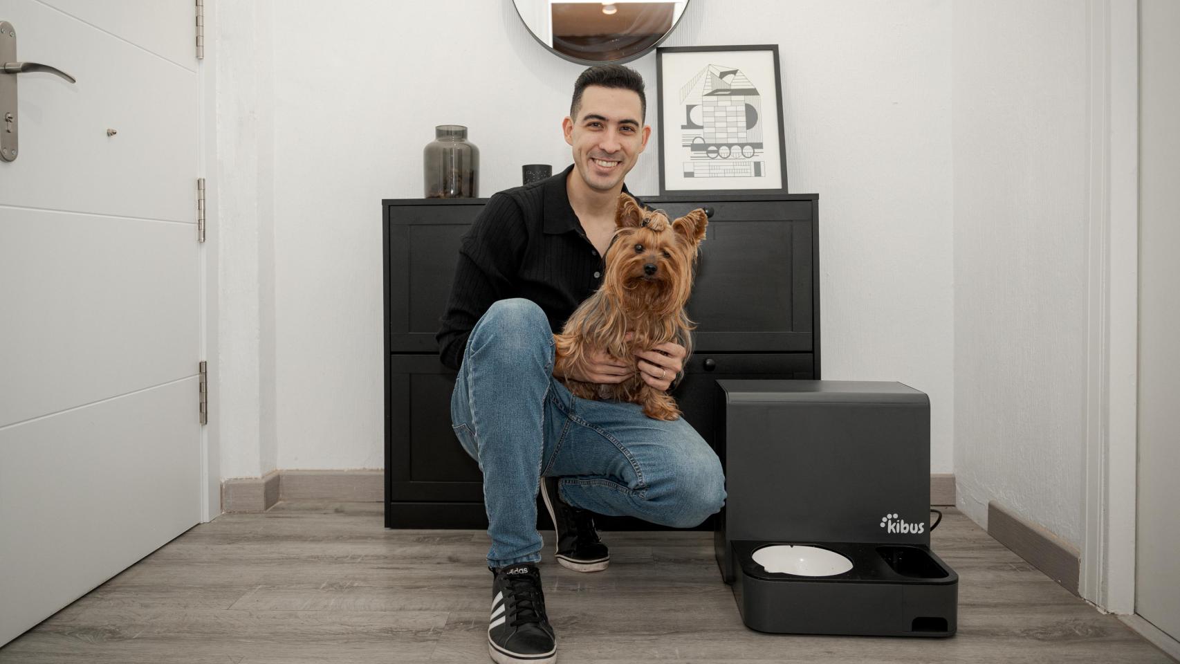 Ernesto, junto al robot de cocina para perros y Chloe.
