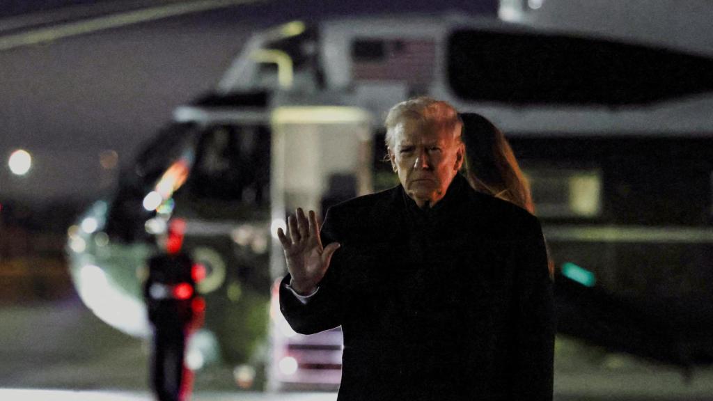 El presidente de Estados Unidos, Donald Trump, saluda a su llegada este domingo desde Florida a la Base Conjunta Andrews, en Maryland.