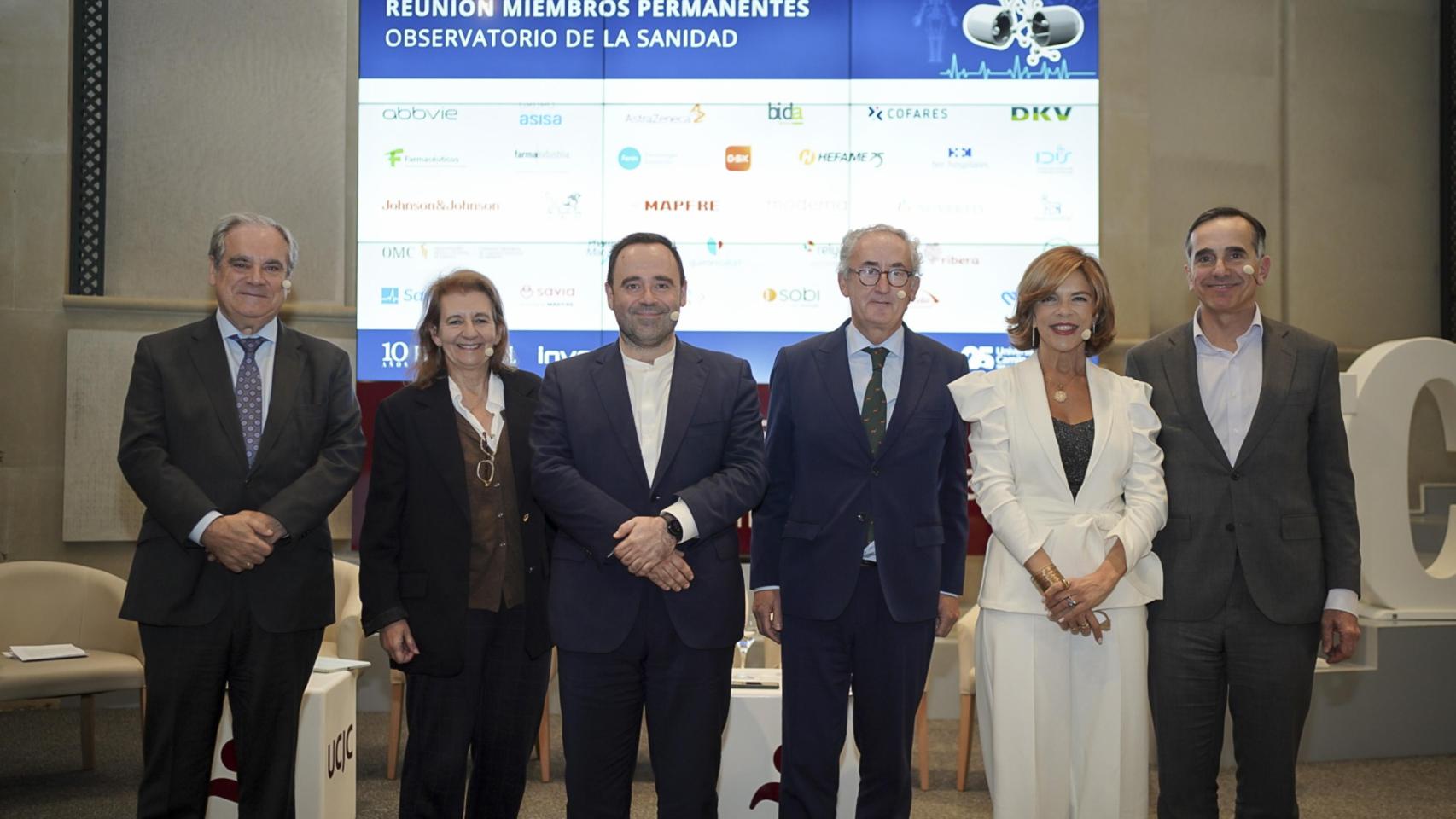 De izquierda a derecha: Jesús Aguilar (presidente del Consejo General de Farmacéuticos), María Aláez (directora técnica y calidad de Fenin), Eduardo Ortega (redactor jefe de EL ESPAÑOL) Tomás Cobo (presidente del Consejo General de Médicos), Marta Villanueva (directora de la Fundación IDIS) y Juan Yermo (director general de Farmaindustria).