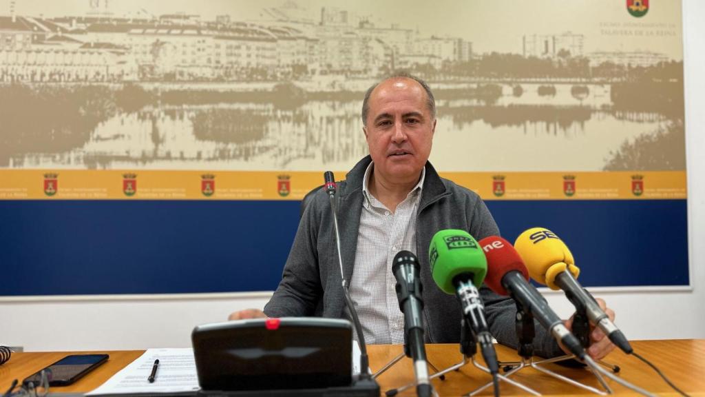 El portavoz del Gobierno municipal de Talavera de la Reina, Jesús García-Barroso, en rueda de prensa.