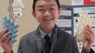 Miles Wu, con sus creaciones de papel.