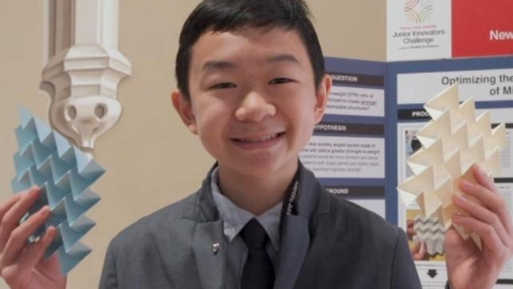 Miles Wu, con sus creaciones de papel.