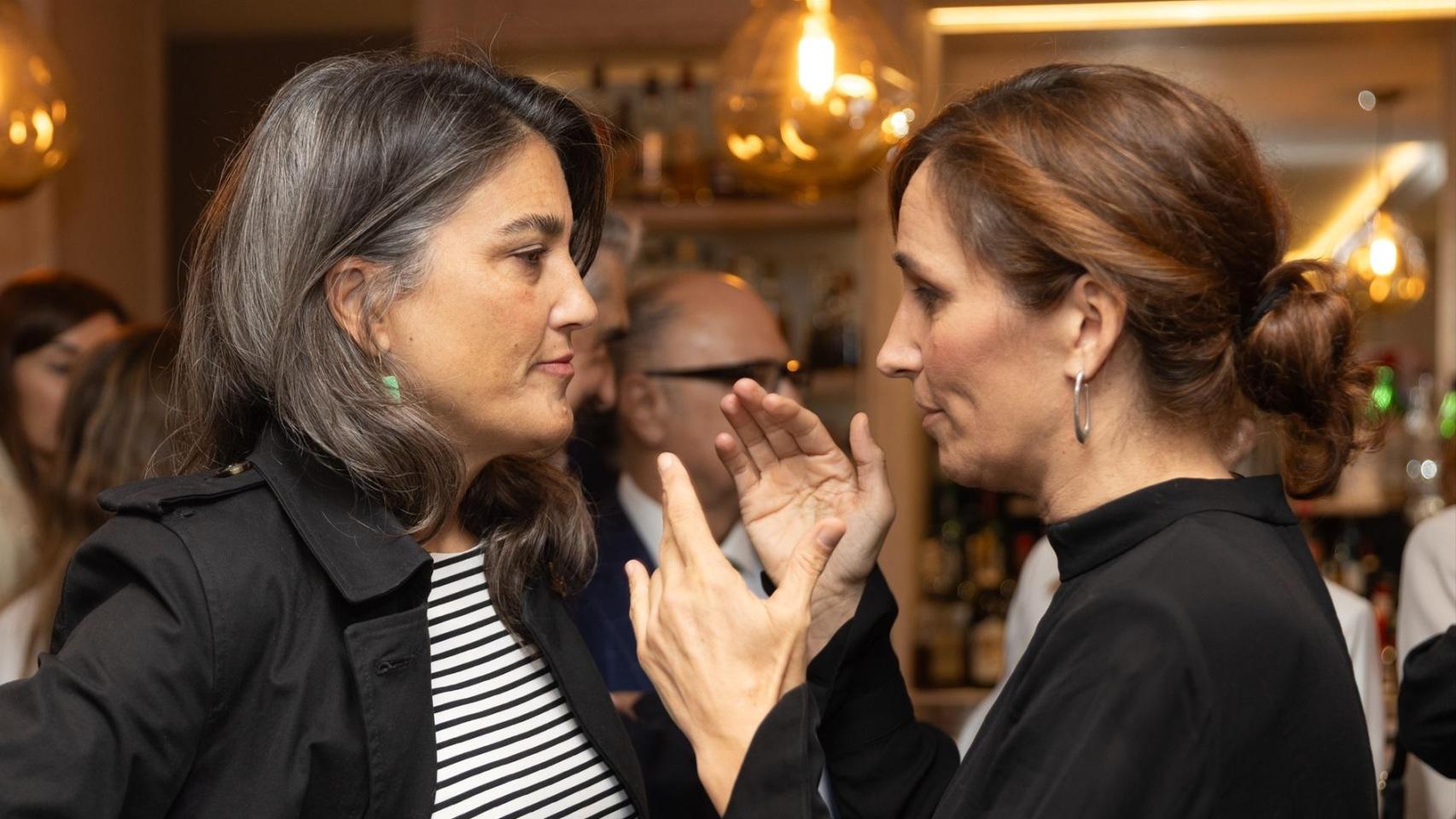 La portavoz de Más Madrid en la Asamblea, Manuela Bergerot,  y la ministra de Sanidad, Mónica García.