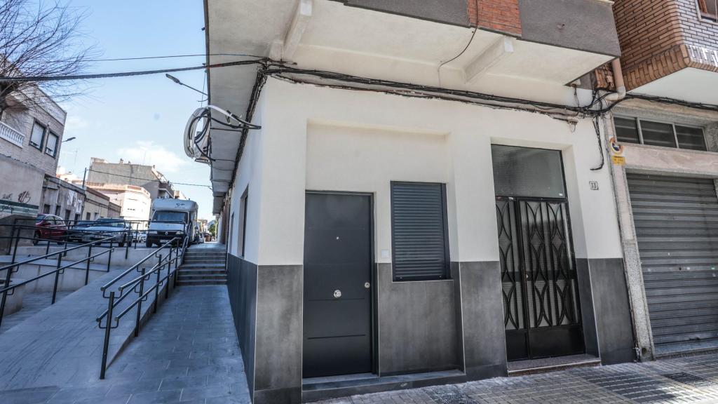 Uno de los locales comerciales de Elda transformado en vivienda.