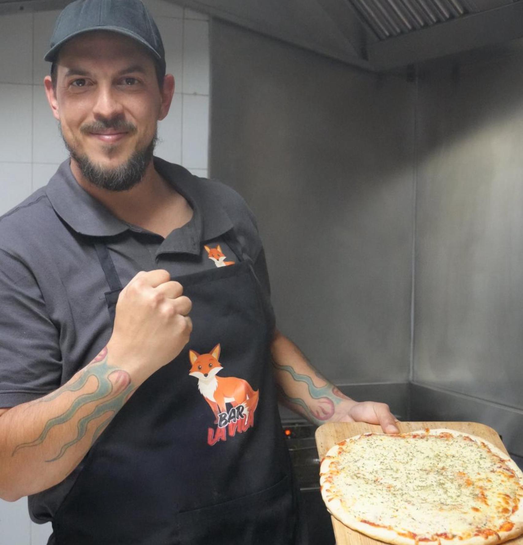 Daniel haciendo una pizza en el bar La Vila.