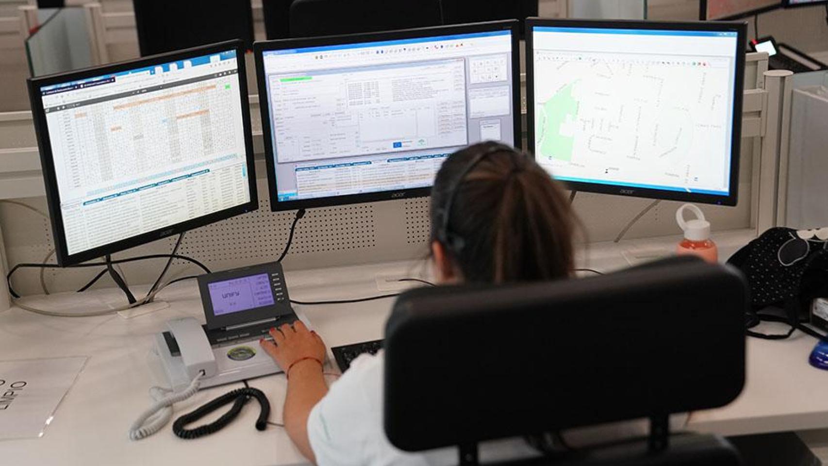 Operadora en la sala regional de 112 Andalucía.