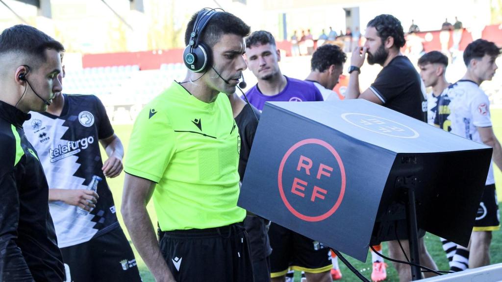 Un árbitro revisa una jugada en el FVS de Primera RFEF.