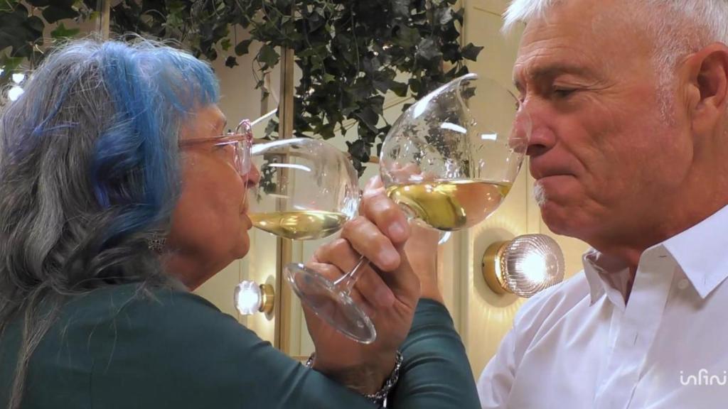 Gloria y Félix brindan en 'First Dates'