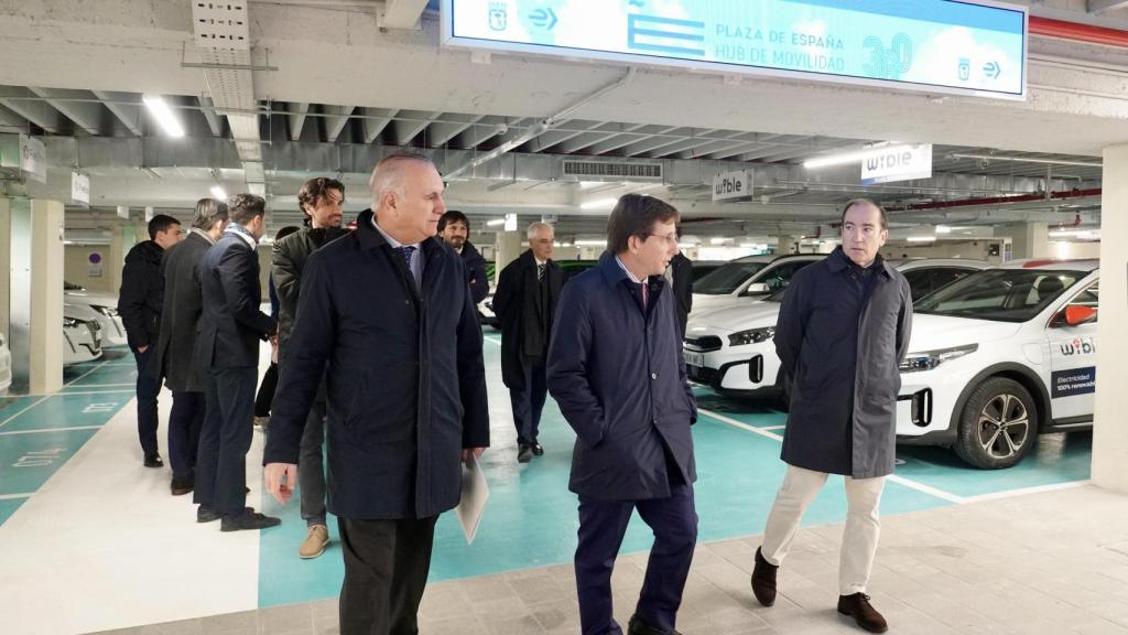 El alcalde de Madrid, José Luis Martínez-Almeida, y el delegado de Movilidad, Borja Carabante en la visita la hub de Plaza España 360.